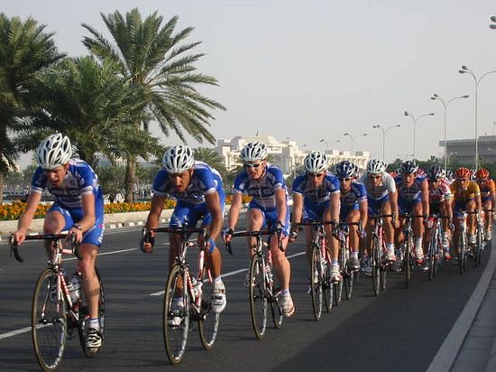 Ronde van Qatar, 5e etappe - 6 februari 2004<br />Quick Step ploeg aan de leiding in het peloton<br />Foto: Wilfried Peeters