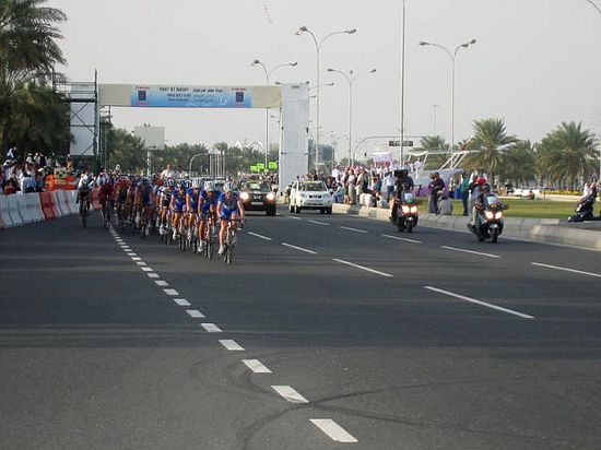 Ronde van Qatar, 5e etappe - 6 februari 2004<br />Quick Step ploeg aan de leiding in het peloton<br />Foto: Wilfried Peeters