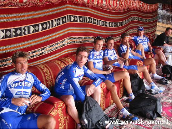 Ronde van Qatar, 2e etappe - 3 februari 2004<br />De Quick Step Davitamonploeg vlak voor de start